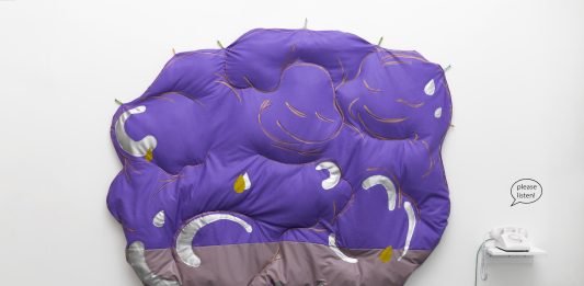 Un attimo di cura: l’opera di Catherine Biocca per la sede di ALA a Napoli Catherine Biocca, CLOUDY CARE, 2024, Ph. Amedeo Benestante, Courtesy ALA For Art