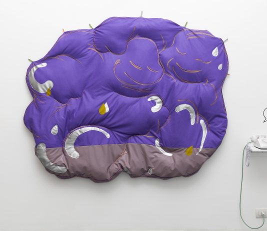 Un attimo di cura: l’opera di Catherine Biocca per la sede di ALA a Napoli Catherine Biocca, CLOUDY CARE, 2024, Ph. Amedeo Benestante, Courtesy ALA For Art