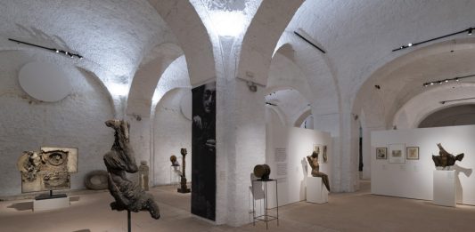 L’età degli dei e degli uomini: la mostra di Giuseppe Pirozzi a Capodimonte Giuseppe Pirozzi. L’atelier dello scultore, veduta della mostra, Museo e Real Bosco di Capodimonte, 2024