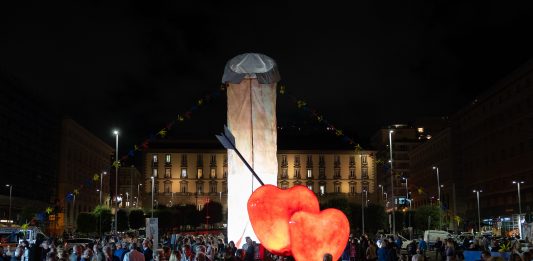 Napoli, il Pulcinella di Gaetano Pesce è fedele al progetto: le dichiarazioni dopo la polemica napoli pulcinella gaetano pesce
