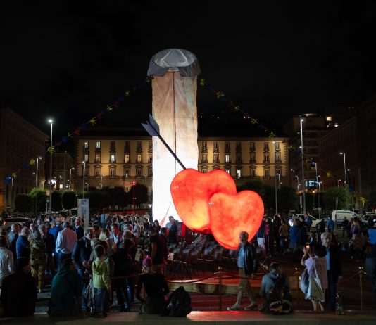 Napoli, il Pulcinella di Gaetano Pesce è fedele al progetto: le dichiarazioni dopo la polemica napoli pulcinella gaetano pesce