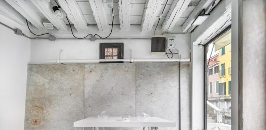 Mitopoiesi: un’esplorazione sonora tra vetro e mitologia alla galleria 10 & zero uno di Venezia