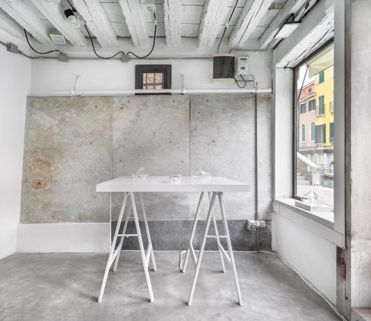 Mitopoiesi: un’esplorazione sonora tra vetro e mitologia alla galleria 10 & zero uno di Venezia