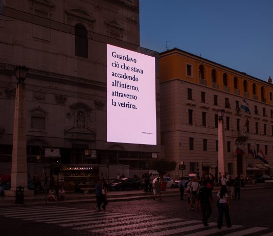 Sogni e pensieri invadono gli schermi della città: il progetto di arte pubblica a Roma
