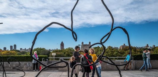 Scarabocchi di guerra: Petrit Halilaj sul tetto del Met di New York Petrit Halilaj, Abetare, Metropolitan Museum of Art, New York, 2024, ph. Francesca Magnani