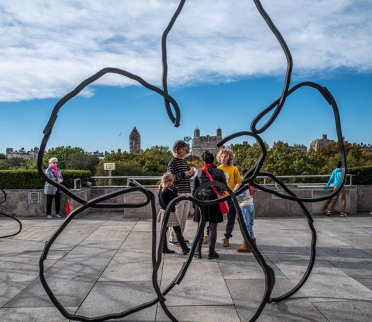 Scarabocchi di guerra: Petrit Halilaj sul tetto del Met di New York Petrit Halilaj, Abetare, Metropolitan Museum of Art, New York, 2024, ph. Francesca Magnani