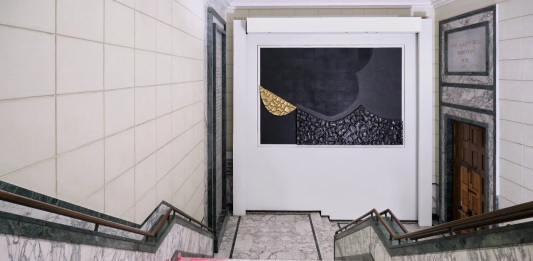 Al MIC di Faenza, un’installazione sognante di Guglielmo Maggini dialoga con Burri Guglielmo Maggini, Stairing, MIC Faenza, 2024, foto di Francesco Bondi