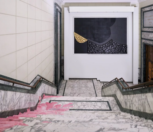 Al MIC di Faenza, un’installazione sognante di Guglielmo Maggini dialoga con Burri Guglielmo Maggini, Stairing, MIC Faenza, 2024, foto di Francesco Bondi