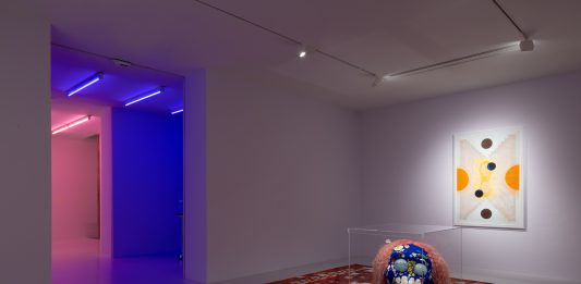 Tai Shani e Alice Visentin mettono in scena il mistero del quotidiano nella doppia personale da Giò Marconi a Milano Tai Shani, Lavish Phantoms of the House of Dust, 04.10.–20.12.2024, Installation view Gió Marconi, Milan. Courtesy: the artist; Gió Marconi, Milan. Photo: Fabio Mantegna