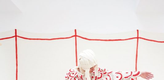 Arte Fiera e Fondazione Furla insieme, per la performance di Adelaide Cioni Adelaide Cioni, Song for a Square, a Circle, a Triangle, 2023, performance, Mimosa House, London, UK. (Courtesy Mimosa House, London e P420, Bologna. Ph.Tim Smyth)