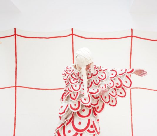 Arte Fiera e Fondazione Furla insieme, per la performance di Adelaide Cioni Adelaide Cioni, Song for a Square, a Circle, a Triangle, 2023, performance, Mimosa House, London, UK. (Courtesy Mimosa House, London e P420, Bologna. Ph.Tim Smyth)