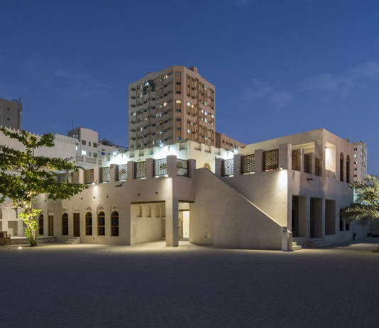 La Biennale di Sharjah 2025 invita al viaggio: oltre 140 gli artisti partecipanti