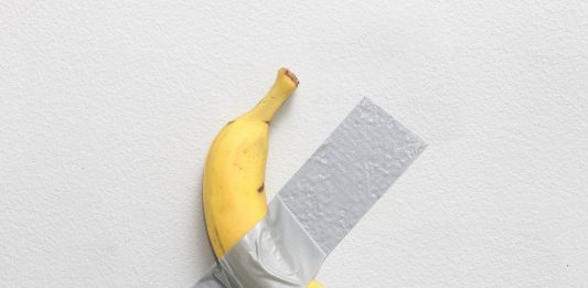 La banana di Cattelan è tornata, e va in asta per $ 1 milione