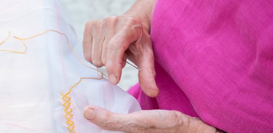 Segni sulla bandiera: il progetto di arte partecipata di Irene Macalli, in un borgo della Campania