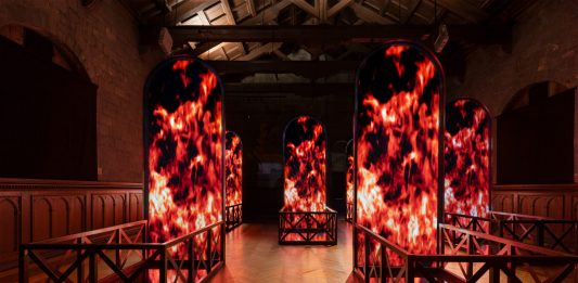 Fabrizio Plessi in mostra a Como: tra portali, videoinstallazioni e “convivenze impossibili”