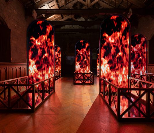 Fabrizio Plessi in mostra a Como: tra portali, videoinstallazioni e “convivenze impossibili”