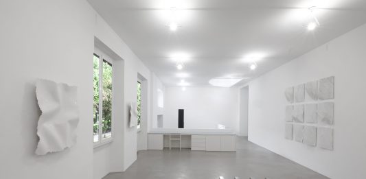 Colombo, Varisco, Tremlett: a Milano, una mostra sulla percezione dello spazio Veduta parziale dell’esposizione Dimensionare lo spazio A arte Invernizzi, Milano, 2024 Courtesy A arte Invernizzi, Milano Foto Bruno Bani, Milano