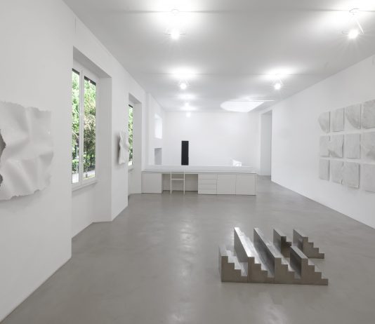 Colombo, Varisco, Tremlett: a Milano, una mostra sulla percezione dello spazio Veduta parziale dell’esposizione Dimensionare lo spazio A arte Invernizzi, Milano, 2024 Courtesy A arte Invernizzi, Milano Foto Bruno Bani, Milano