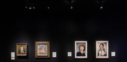 James Ensor e le maschere, nella moda di oggi: la mostra al MoMu di Anversa