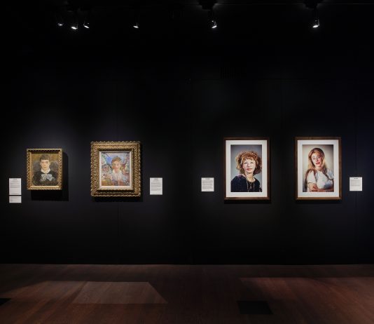 James Ensor e le maschere, nella moda di oggi: la mostra al MoMu di Anversa