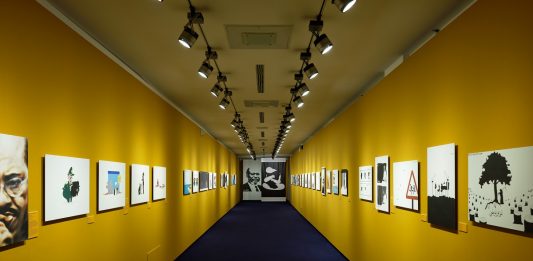 L’amara ironia delle disuguaglianze: in mostra a Brescia i disegni dell’attivista per i diritti civili Khalid Albaih