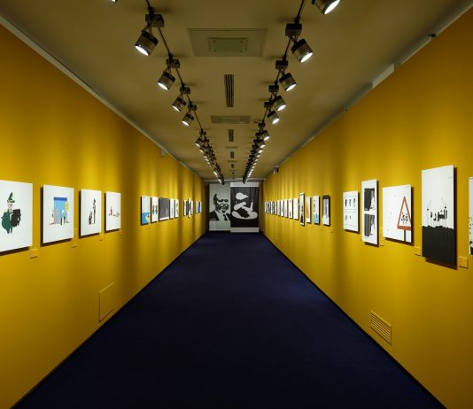 L’amara ironia delle disuguaglianze: in mostra a Brescia i disegni dell’attivista per i diritti civili Khalid Albaih