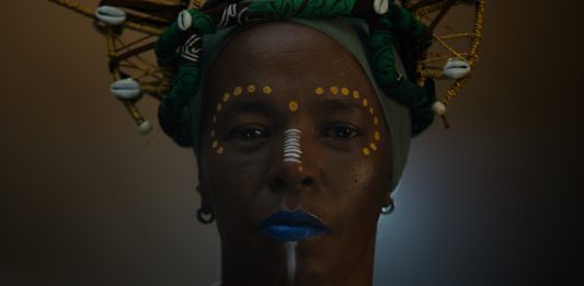 Simone Forti e Yael Bartana, spiriti del nostro tempo: due mostre da Raffaella Cortese a Milano 2) Yael Bartana, Mir Zaynen Do! (We are here!), 2024, one channel video and sound installation, 12 min, Courtesy the Artist and Galleria Raffaella Cortese, Milan – Albisola, Production Photos Pablo Saborido.