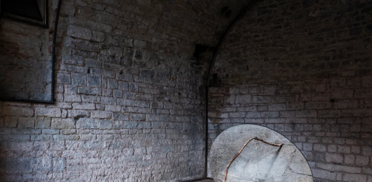 Bergamo, l’ex Chiesa di San Rocco riapre con l’arte di Wilfredo Prieto Wilfredo Prieto, Troppo facile per lincredulo vedere da lontano, veduta della mostra, Spazio Volta, Bergamo, 2024, ph. Nicola Gnesi