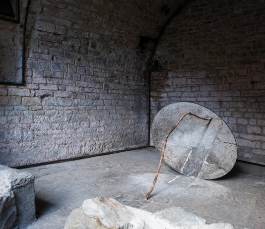 Bergamo, l’ex Chiesa di San Rocco riapre con l’arte di Wilfredo Prieto Wilfredo Prieto, Troppo facile per lincredulo vedere da lontano, veduta della mostra, Spazio Volta, Bergamo, 2024, ph. Nicola Gnesi