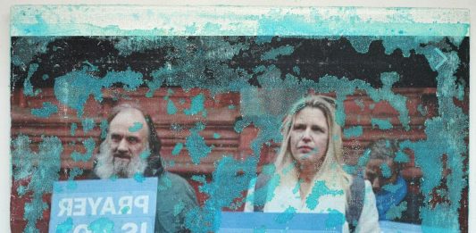 Roger Hiorns, anatomia del potere: la mostra da Canepaneri a Milano Roger Hiorns, Untitled, emulsione d’immagine su tela con solfato di rame, 36 x 40 cm; 2024.