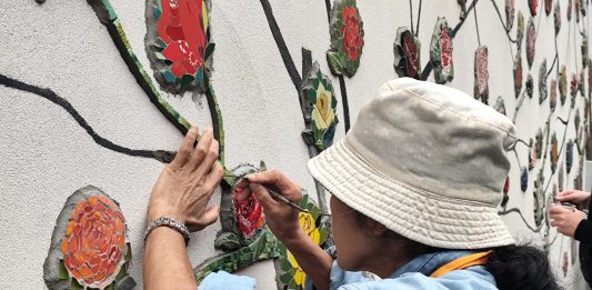 Social oltre i muri: 500 artisti creano la monumentale opera collettiva Roses for Carrara