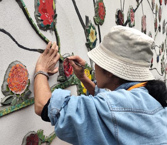Social oltre i muri: 500 artisti creano la monumentale opera collettiva Roses for Carrara