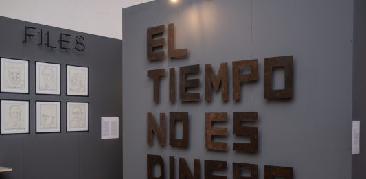 La Cuba di Tonel e nella videoarte, in scena al Maschio Angioino di Napoli Veduta della mostra, Tonel. La historia en paños rojos, Cuba Contemporanea, Maschio Angioino, Napoli, 2024, ph Michele Stanzione