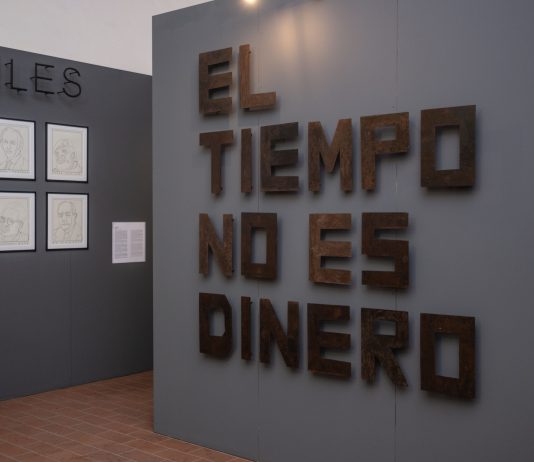 La Cuba di Tonel e nella videoarte, in scena al Maschio Angioino di Napoli Veduta della mostra, Tonel. La historia en paños rojos, Cuba Contemporanea, Maschio Angioino, Napoli, 2024, ph Michele Stanzione