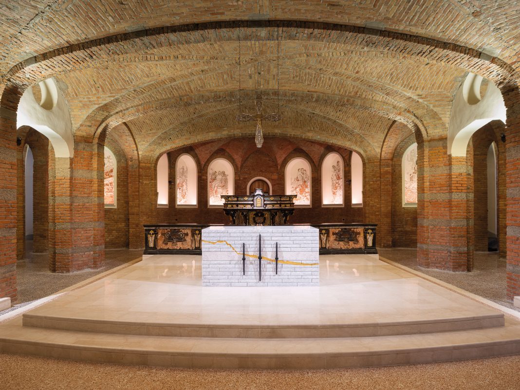 Andrea Mastrovito, Mt 25,40, 2023, incisioni sul muro, dimensioni ambientali, cripta della Basilica Santuario della Madonna della Guardia di Tortona, Courtesy l ’ artista, Foto di Walter Carrera