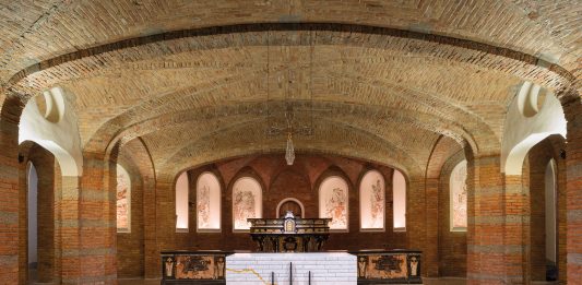 Macerie e rinascita: l’opera di Andrea Mastrovito per il santuario di Tortona Andrea Mastrovito, Mt 25,40, 2023, incisioni sul muro, dimensioni ambientali, cripta della Basilica Santuario della Madonna della Guardia di Tortona, Courtesy l ’ artista, Foto di Walter Carrera