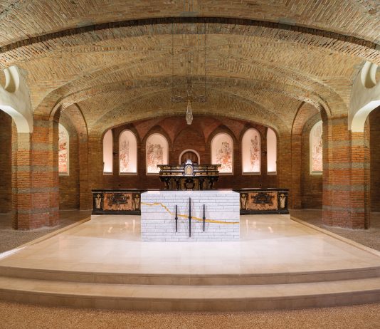 Macerie e rinascita: l’opera di Andrea Mastrovito per il santuario di Tortona Andrea Mastrovito, Mt 25,40, 2023, incisioni sul muro, dimensioni ambientali, cripta della Basilica Santuario della Madonna della Guardia di Tortona, Courtesy l ’ artista, Foto di Walter Carrera