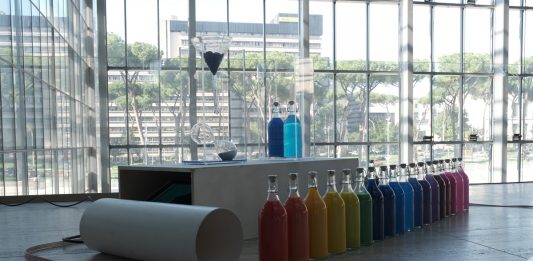 Lo stato del colore: installazioni e performance di Donatella Pinocci alla Nuvola di Roma CAMBIO DI STATO Installation view Donatella Pinocci Installazione sonora Silvia Lanzalone 2024 colore in forma di ghiaccio Lastre e volumi puri supporto: lino tessuto a mano, vasche di acciaio, PH: Francesca Pascarelli