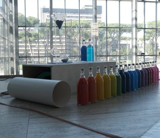 Lo stato del colore: installazioni e performance di Donatella Pinocci alla Nuvola di Roma CAMBIO DI STATO Installation view Donatella Pinocci Installazione sonora Silvia Lanzalone 2024 colore in forma di ghiaccio Lastre e volumi puri supporto: lino tessuto a mano, vasche di acciaio, PH: Francesca Pascarelli