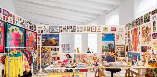 La mostra che racconta la vita di Fiorucci ha trasformato la Triennale di Milano in un atelier