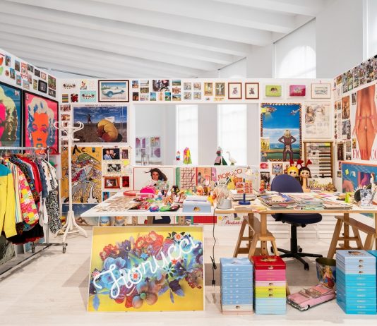 La mostra che racconta la vita di Fiorucci ha trasformato la Triennale di Milano in un atelier