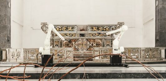 Una danza di vivente e virtuale: Memmola e Pugliese nelle Chiesa di San Severo, a Napoli Giata Tam Vivis - ero così felice di essere in vita, Lucas Memmola e Roberto Pugliese, installation view, Chiesa di San Severo al Pendino, Napoli, 2024. Ph. Antonio Battiniello. Quartiere Latino APS