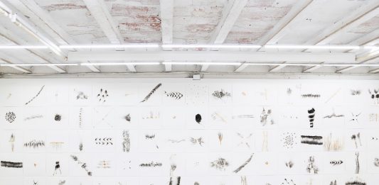 “Tecnologie obsolete e processi di produzione semplici”: le opere di Cesare Pietroiusti in mostra a Venezia