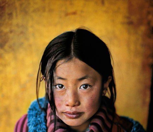 Vedere il mondo e catturarlo: un’intervista a Steve McCurry
