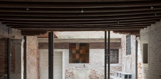 Venezia sospesa: tre mostre per raccontare la città, tra memorie, gioielli e desideri