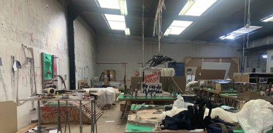 Viaggio nello studio di Thomas Hirschhorn a Parigi, in cui l’arte risponde alla storia Thomas Hirschhorn, Studio Visit, Aubervilliers, Parigi, 2024, ph Elisabetta