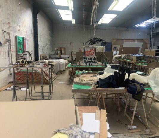 Viaggio nello studio di Thomas Hirschhorn a Parigi, in cui l’arte risponde alla storia Thomas Hirschhorn, Studio Visit, Aubervilliers, Parigi, 2024, ph Elisabetta