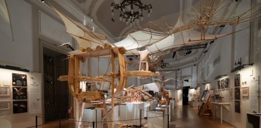 Il cavallo, il mazzocchio e il volto del maestro: a Milano un viaggio nell’ingegno di Leonardo