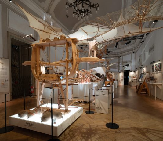 Il cavallo, il mazzocchio e il volto del maestro: a Milano un viaggio nell’ingegno di Leonardo