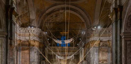 Monica Bonvicini, desacralizzare il potere: l’installazione nella chiesa di San Carlo a Cremona Monica Bonvicini, And Rose, veduta dell'installazione, Chiesa di San Carlo, Cremona, 2024